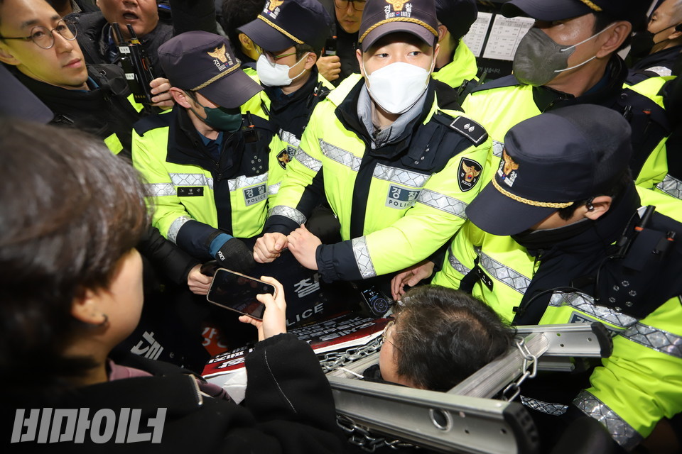 경찰이 방패를 이용해 이형숙 서울장차연 대표를 막아서고 있다. 사진 강혜민