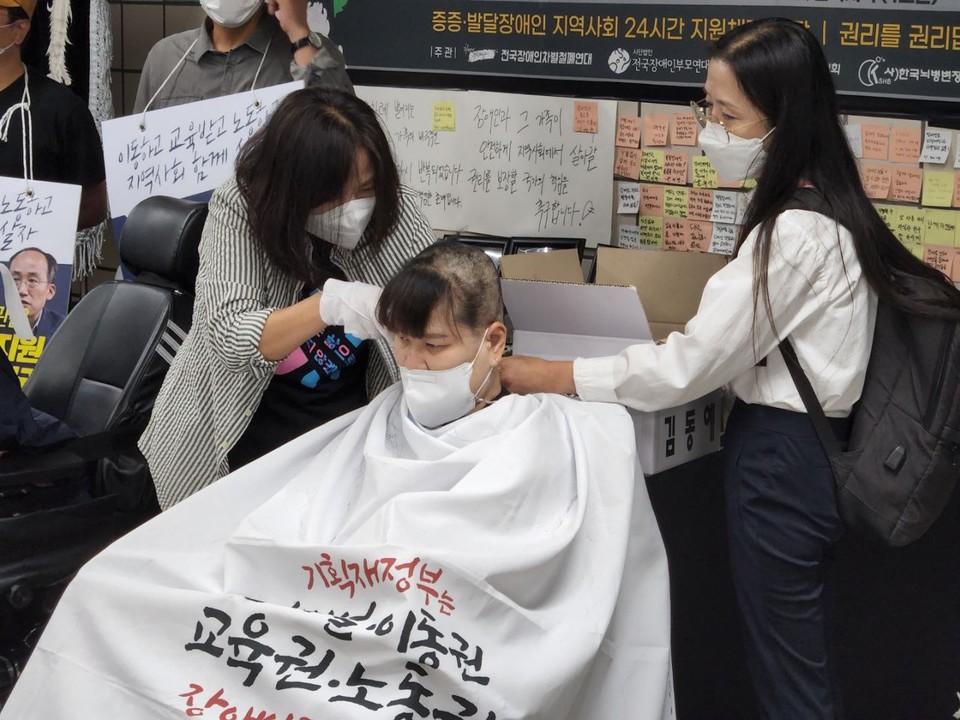 삭발 중인 김동예 소장의 모습. 사진 전국장애인차별철폐연대