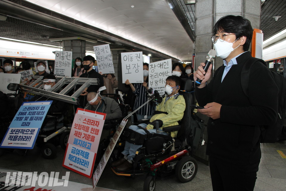 노금호 대구사람장애인자립생활센터 소장이 장애인권리예산 보장을 촉구하며 삭발하던 2022년 4월 11일, 전근배 활동가가 발언하고 있다. 사진 강혜민 
