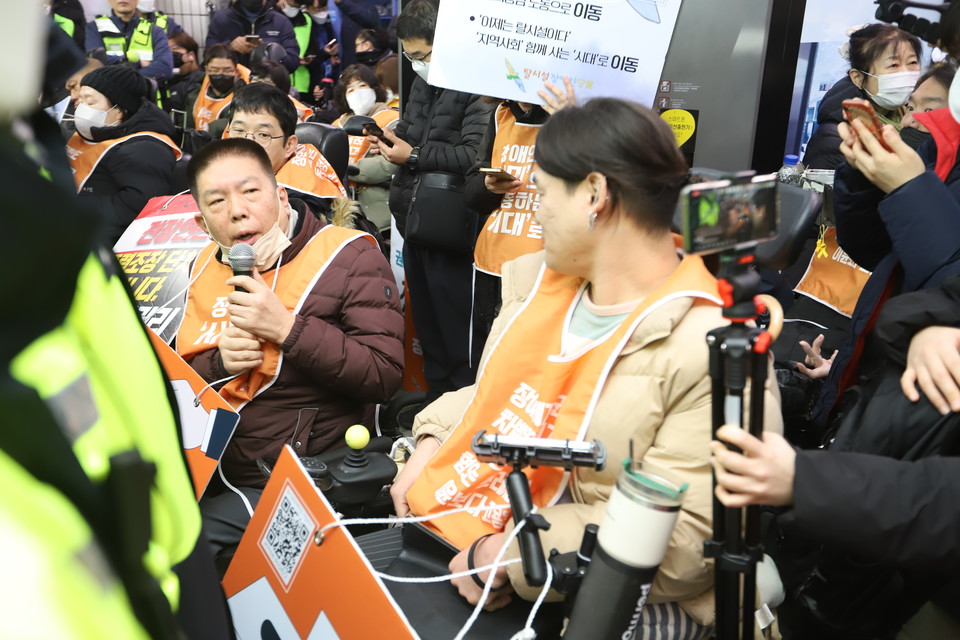 권달주 전장연 대표가 오세훈 서울시장을 규탄하는 발언을 하고 있다. 