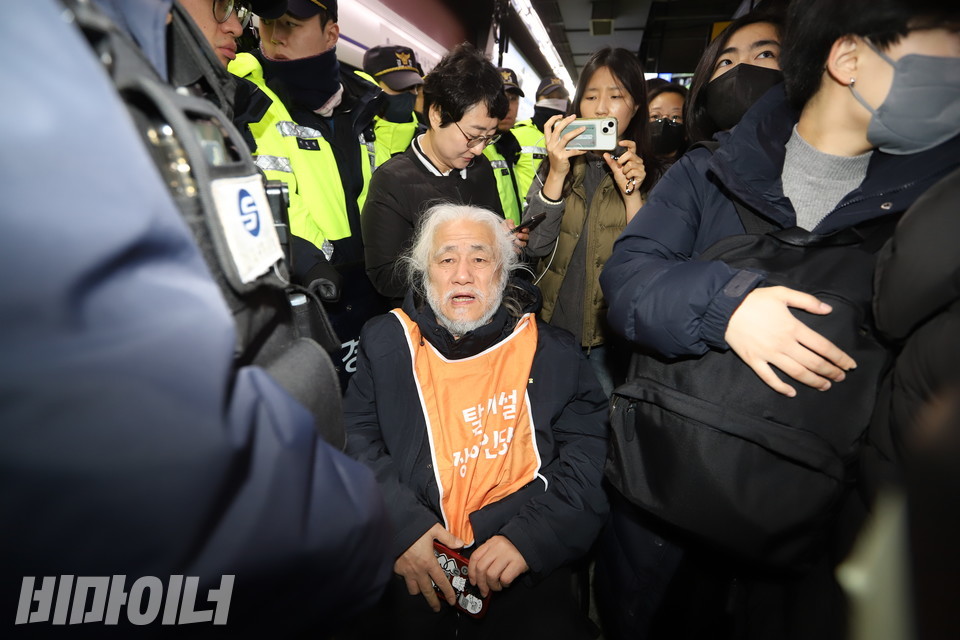 박경석 전장연 대표가 서울교통공사와 경찰로부터 진압당한 후 망연자실한 표정을 짓고 있다. 사진 강혜민