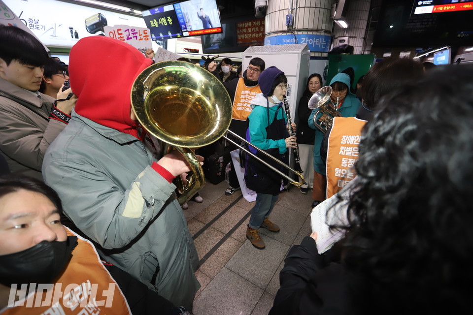 캄캄밴드가 ‘열차 타는 사람들’을 연주 중이다. 