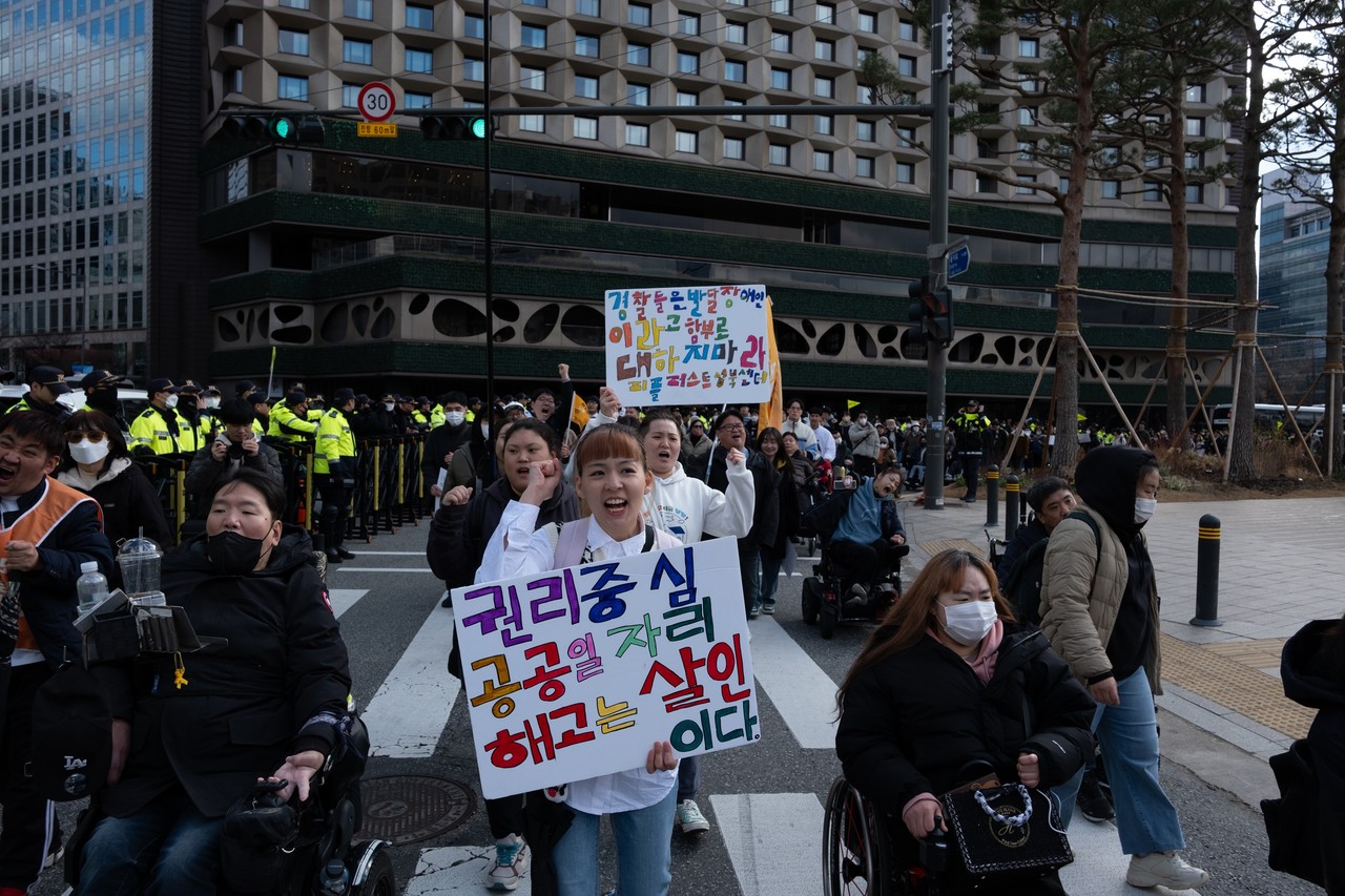 서울역에서 서울시청까지 ‘Disability Pride 행진’을 하는 사람들. 사진 조진섭