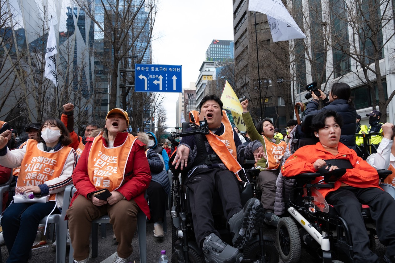 서울시청 앞에서 열린 ‘3·26 전국장애인대회’에 참여한 활동가들의 모습. 사진 조진섭