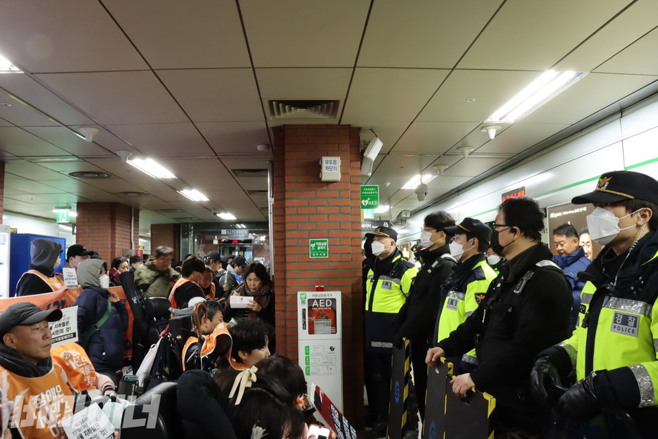 서울교통공사 보안관들 사이사이에 경찰들이 들어서고, 그들이 함께 선전전 참여자들을 둘러싸고 있다. 사진 김소영