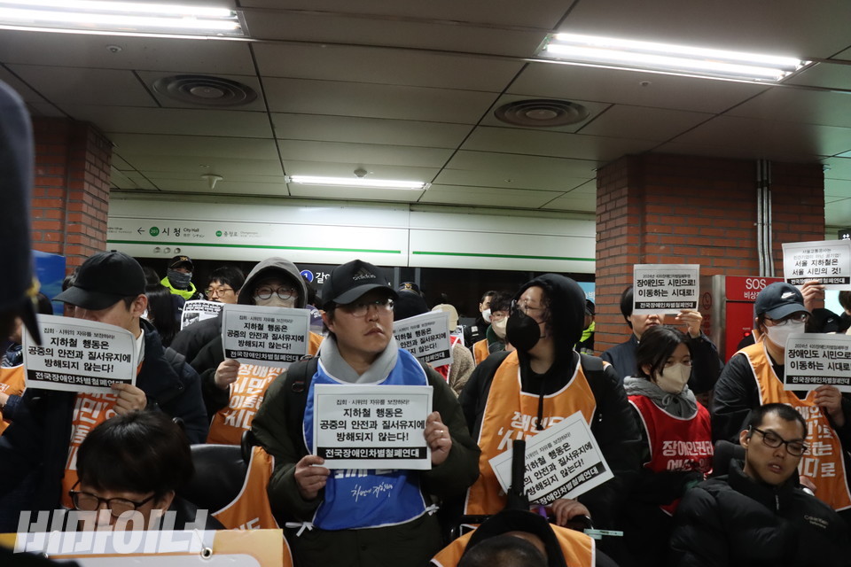 많은 시민들이 ‘60차 출근길 지하철 탑니다’ 선전전에 참여하며 연대하고 있다. 사진 김소영