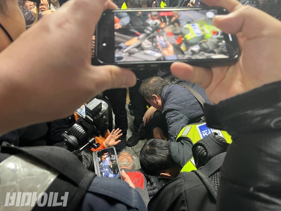 박경석 대표가 경찰과 서울교통공사 보안관들과 대치 중에 휠체어에서 떨어져 몸을 일으키지 못하고 있다. 사진 김소영