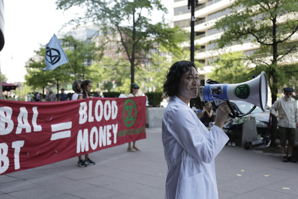 로즈가 거리 시위에서 확성기를 들고 발언하고 있는 모습. 사진 William Dickson(@stills.will)