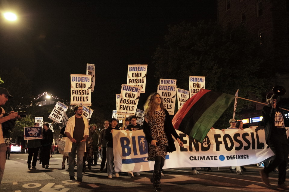 바이든 정부를 향해 화석연료 기반 산업 체제를 당장 멈추라고 요구하는 기후정의 단체들의 시위 모습. 과학자반란 활동가들도 함께 했다. 사진 William Dickson(@stills.will)