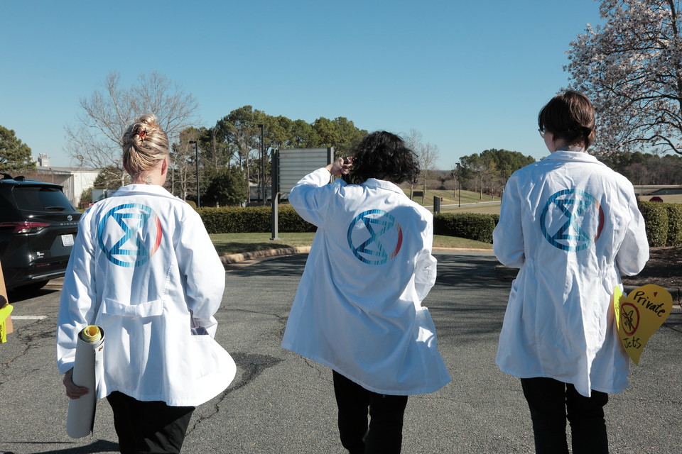 과학자반란 활동가들은 가시적 효과를 위해 항상 흰 실험복을 입고 집회와 시위에 나선다. 사진은 전용기 폐지 캠페인을 하고 있는 로즈(가운데)와 동료 활동가들의 모습. 사진 William Dickson(@stills.will)