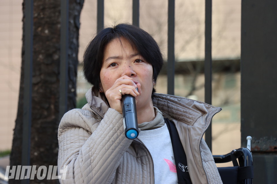 문애린 소장이 ‘지하철 스티커행동에 대한 형사재판 출석 기자회견’에서 발언하고 있다. 사진 김소영