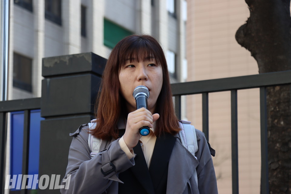 변호를 맡은 박한희 희망법 변호사가 ‘지하철 스티커행동에 대한 형사재판 출석 기자회견’에서 발언하고 있다. 사진 김소영