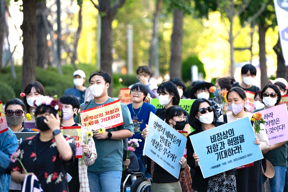 ‘약자생존: 약한 아픈 미친 사람들의 광장’ 참여자들이 행진하고 있다. 사진 제공: 다른몸들