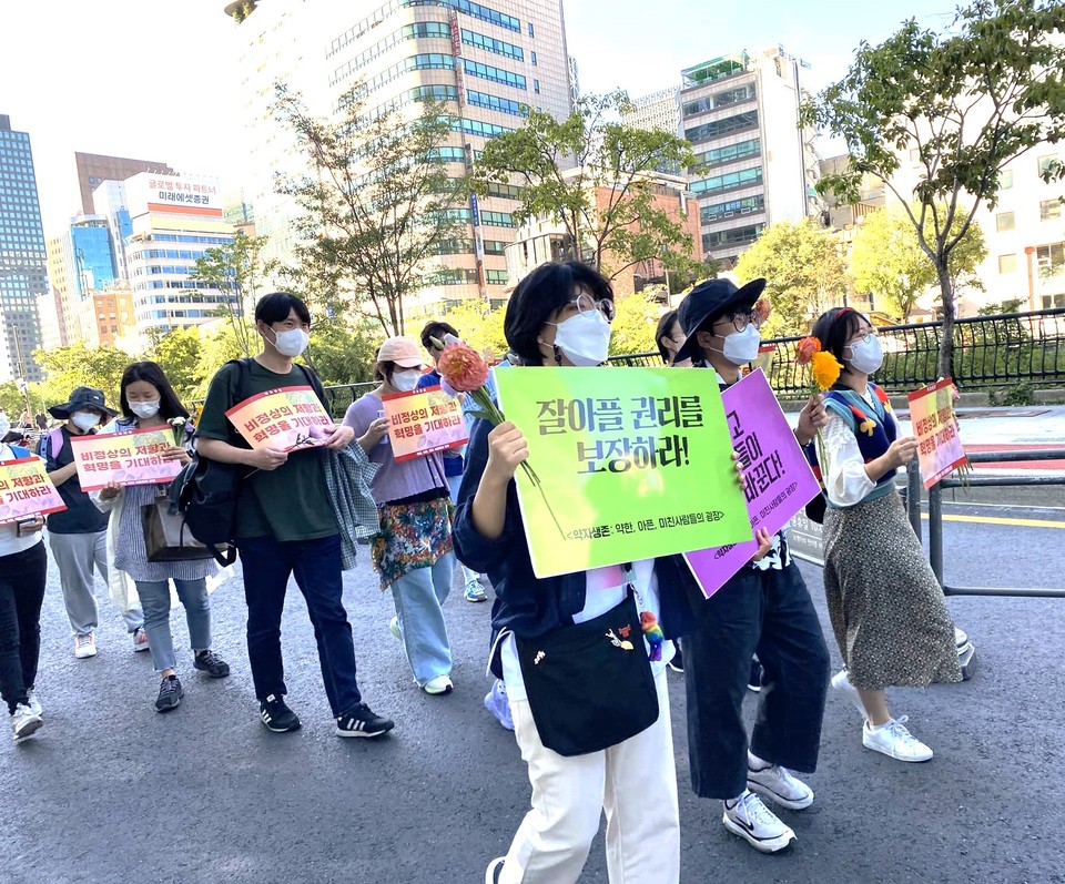 ‘약자생존: 약한 아픈 미친 사람들의 광장’ 참여자들이 행진하고 있다. 사진 제공: 다른몸들