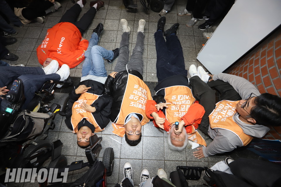 전장연 활동가들이 “비장애인 중심 사회를 멈추겠다”며 다이-인 퍼포먼스를 진행하고 있다. 사진 강혜민