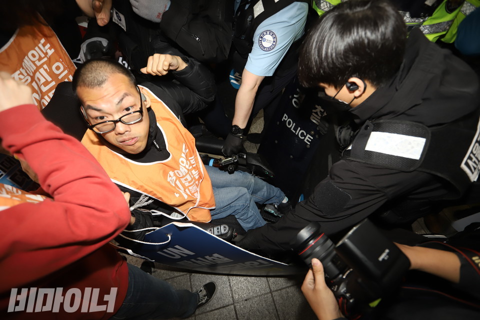 서울교통공사와 경찰이 장애인들의 지하철 탑승을 막아서고 있다. 사진 강혜민