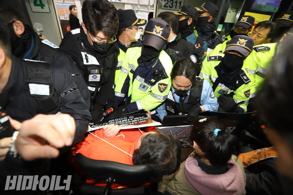 서울교통공사와 경찰이 장애인들의 지하철 탑승을 막아서고 있다. 사진 강혜민