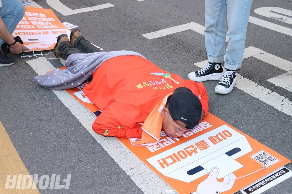 포체투지를 하고 있는 전국장애인차별철폐연대 활동가. 사진 김소영