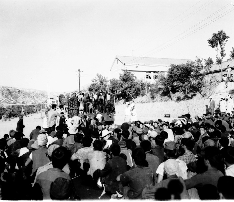 1961년 5월 26일 서울시 직원들이 부랑아 수용 현장을 시찰하고 있다. 사진 출처: 서울기록원