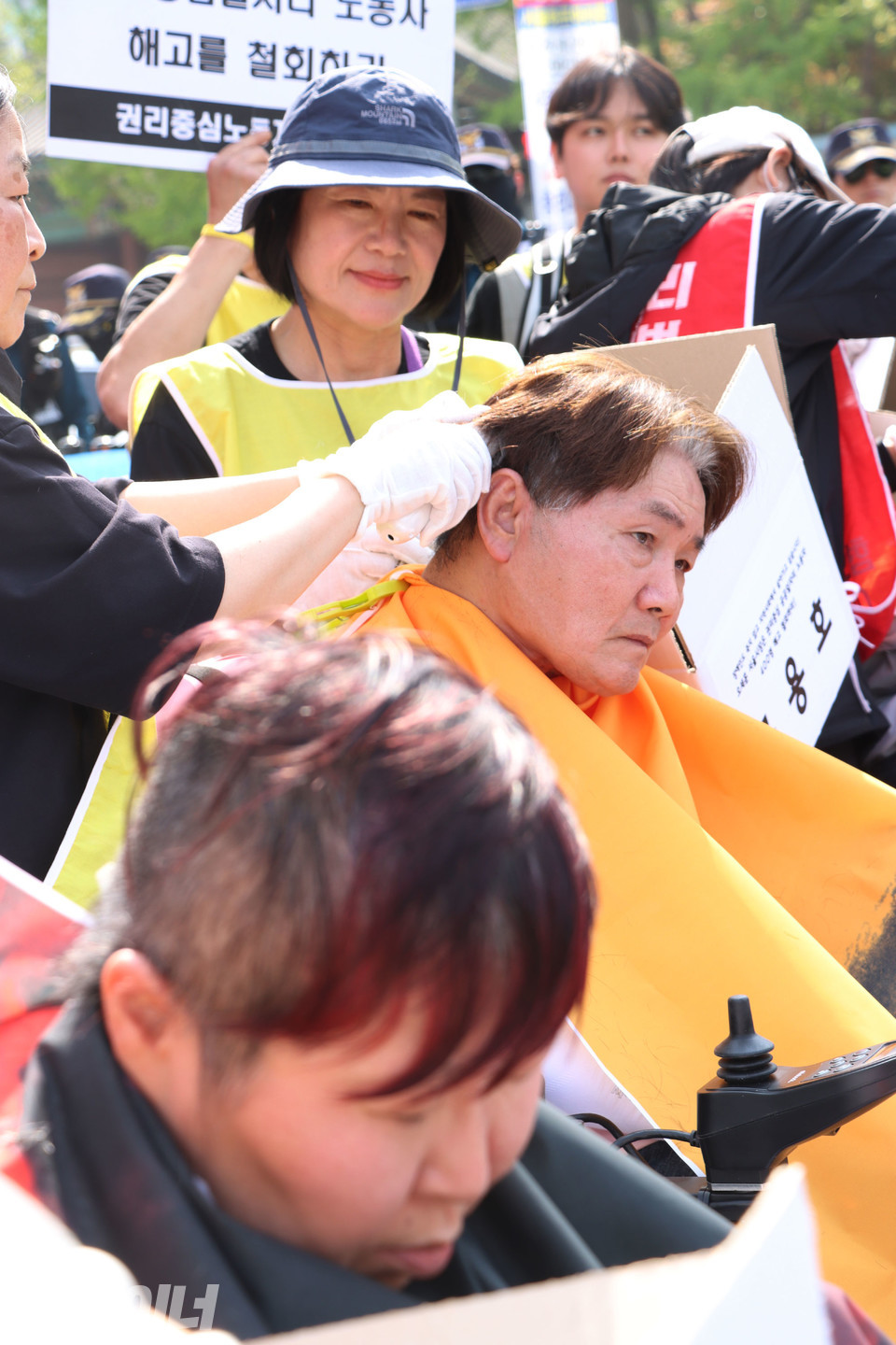 구용호 씨가 삭발하고 있다. 연갈색으로 염색한 머리카락이 잘려 나가고 있다. 예순여섯의 그의 머리카락 뿌리 부분은 하얗다. 사진 강혜민