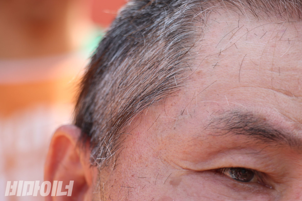 삭발한 구용호 씨의 모습. 짧게 잘린 검고 하얀 머리칼이 피부 표면에 붙어 있다. 사진 강혜민