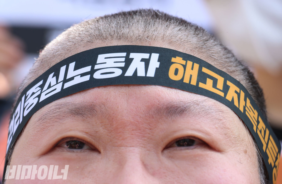 삭발을 마치고, 이수미 씨가 “권리중심노동자 해고자 복직투쟁”이라고 적힌 머리띠를 이마에 맸다. 사진 강혜민