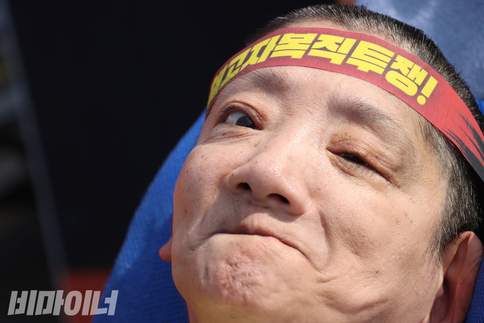 삭발 후 이영애 씨가 “권리중심노동자 해고자 복직투쟁”이라고 적힌 머리띠를 이마에 맸다. 사진 강혜민