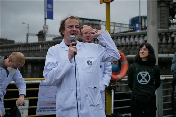 흰 실험복을 입고 발언 중인 마이크. 사진 본인 제공