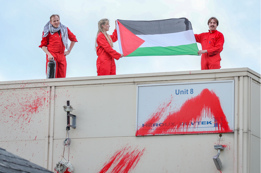 2021년 6월 10일, 이스라엘의 팔레스타인 학살을 막기 위해, 이스라엘 군수업체에 군수 설비를 납품하는 영국 APPH 공장을 점거한 모습. 가장 왼쪽이 마이크다. 사진 Palestine Action