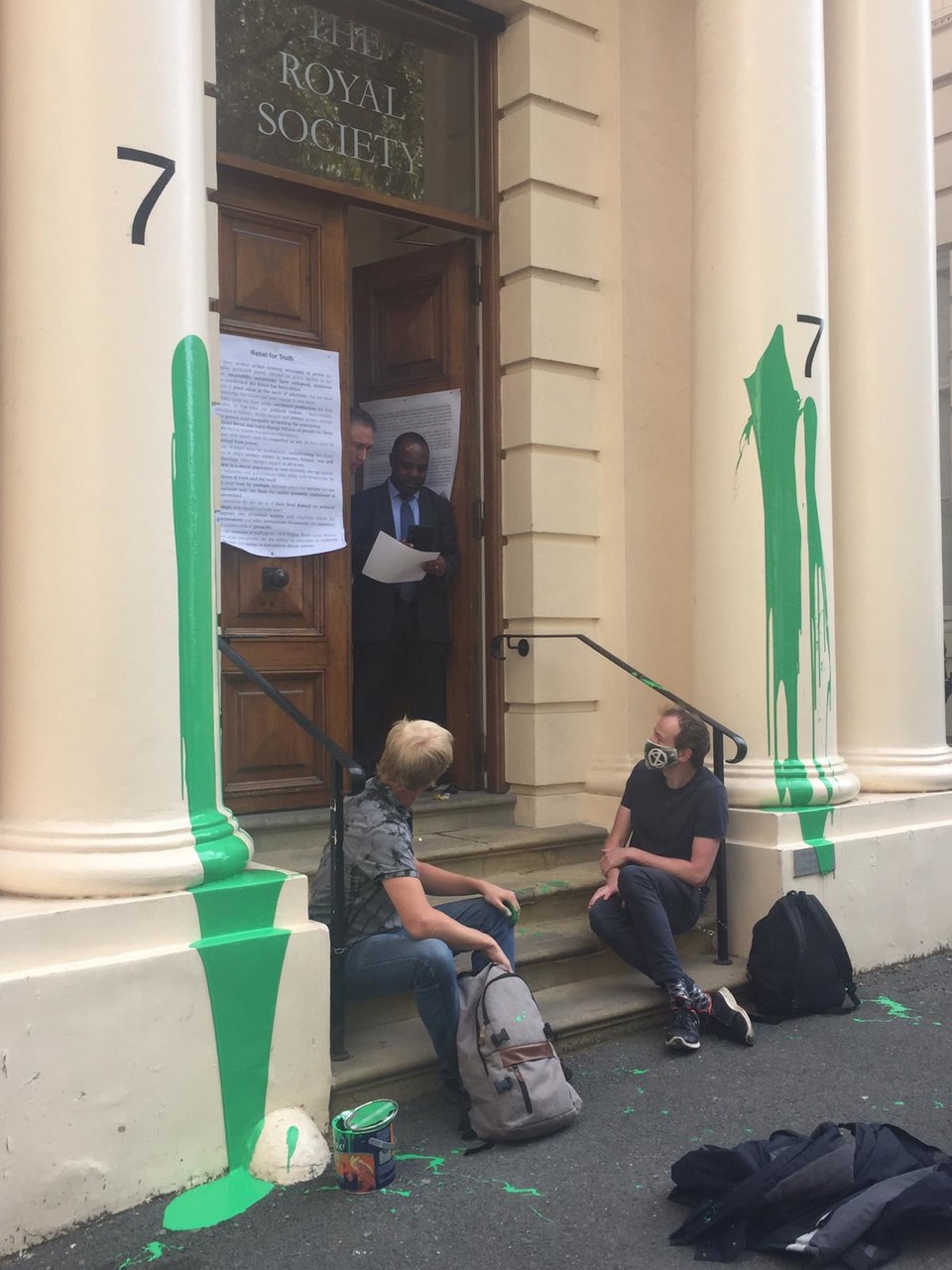 2020년 9월 10일, 마이크와 팀은 영국 왕립학회에 페인트를 뿌리며 과학자반란 활동을 처음 시작했다. 오른쪽이 마이크. 사진 Extinction Rebellion