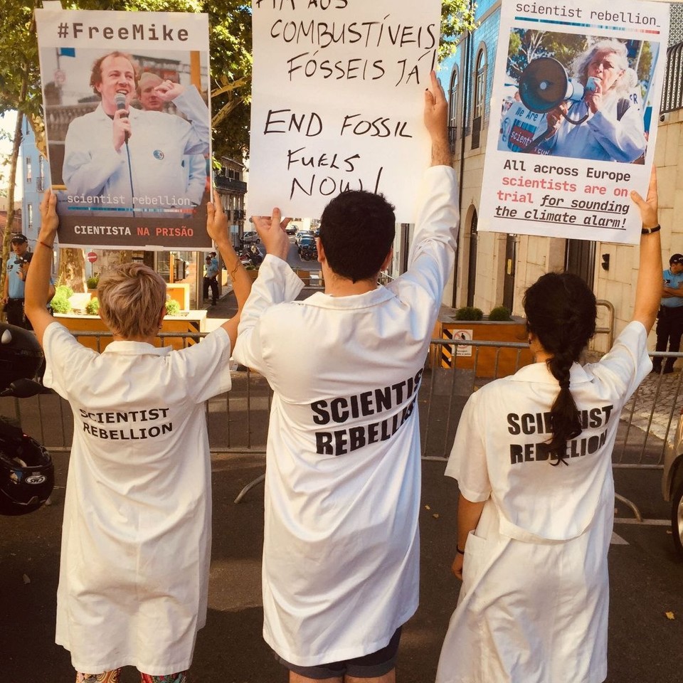 마이크의 석방을 요구하는 연대 활동을 하고 있는 포르투갈 과학자반란 활동가들 모습. 사진 Extinction Rebellion