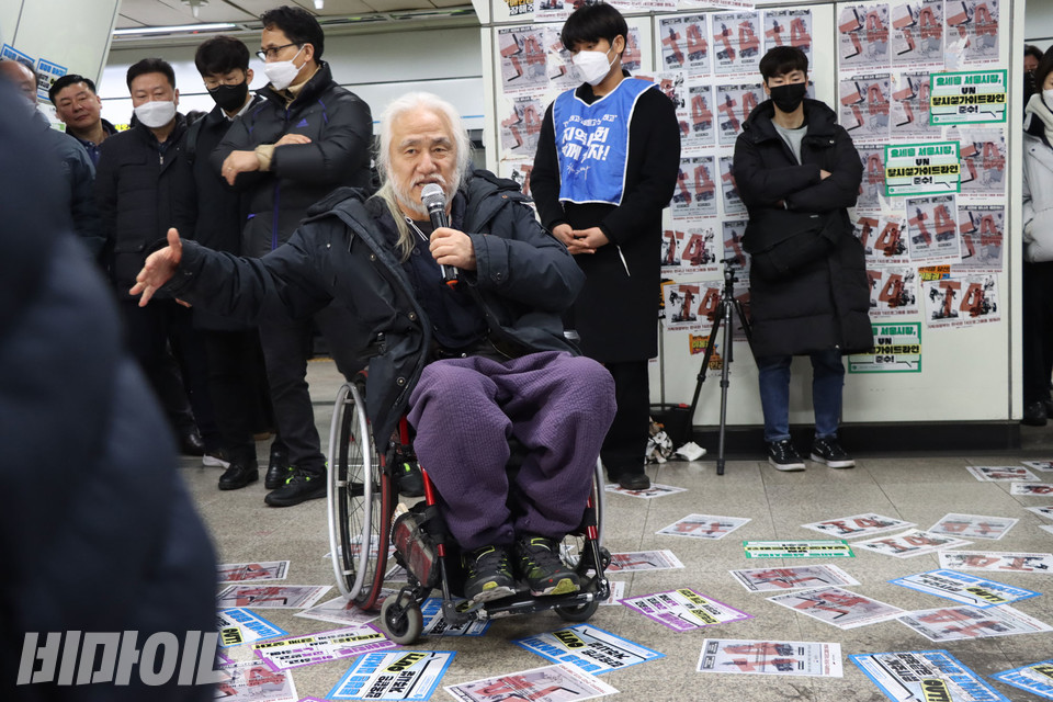 한바탕 소요가 끝난 후 박경석 대표가 말하고 있다. 사진 강혜민