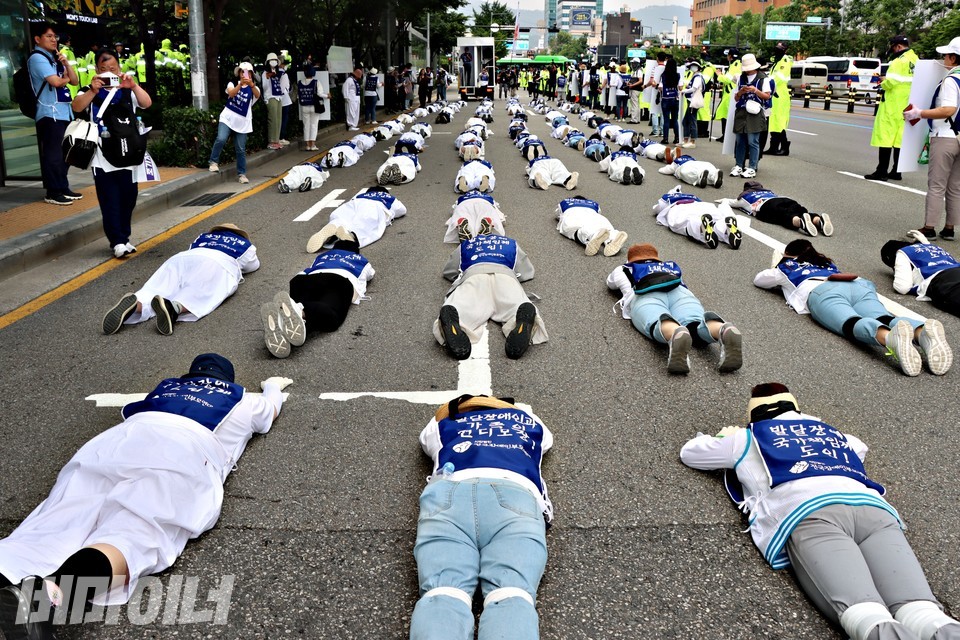 자녀를 살해하고 자신은 자살하는 참사를 멈춰달라고 윤석열 정부에 요구하기 위해서 발달장애 자녀의 부모 600여 명이 2시간 동안 1km를 기었다. 2023년6월14일. 전국장애인부모연대, ‘발달장애인 전 생애 권리 기반 지원체계 구축’을 요구하며, 용산역부터 대통령실청사 인근 삼각지역까지 오체투지 투쟁을 진행. 사진 하민지