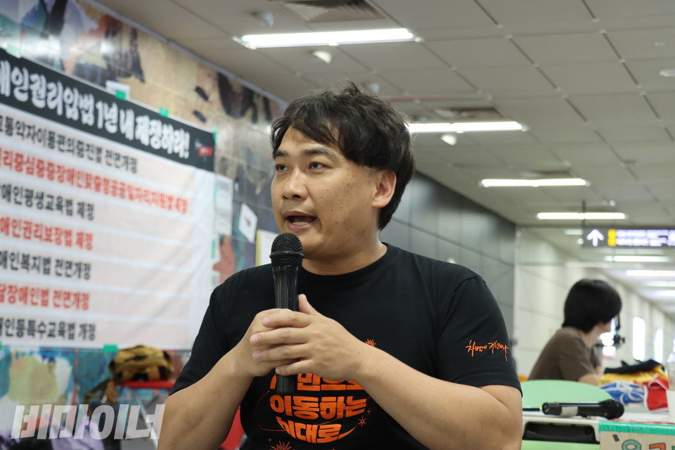 최진기 전국장애인이동권연대 경남지회장이 발언하고 있다. 사진 김소영