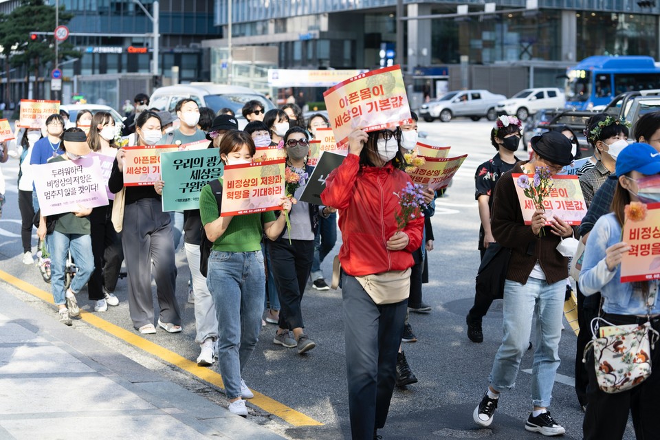 ‘약자생존: 약한 아픈 미친 사람들의 광장’에서 “아픈 몸이 세상의 기본값”이라는 피켓 등을 들고 행진하는 시민들. 사진 제공: 다른몸들