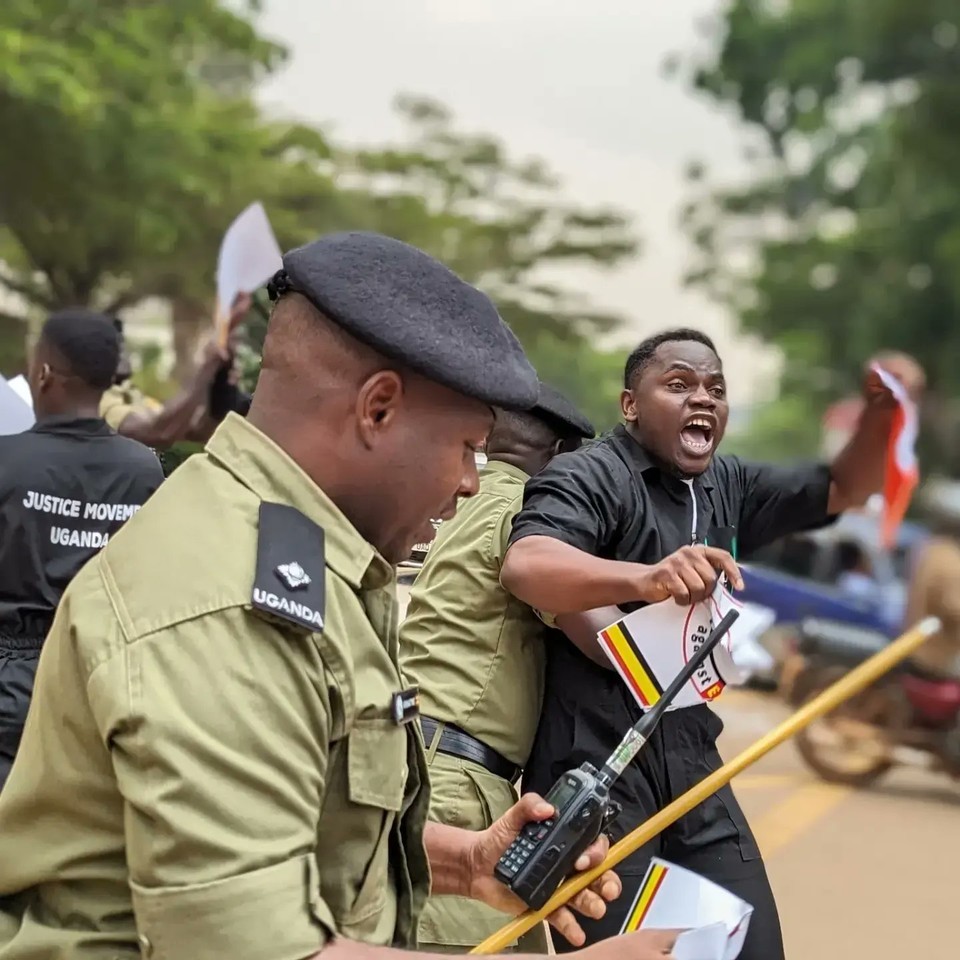 2023년 11월 우간다 수도 캄팔라의 캼보고대학교(Kyambogo University) 기후활동가들이 동아프리카 송유관 사업을 반대하는 집회를 열던 중 경찰에게 끌려가고 있다. 사진 제공 음피마