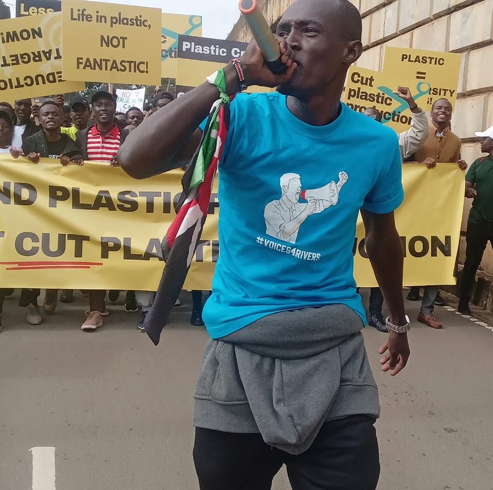 플라스틱 생산 반대 집회를 열고 있는 케냐 시민들. 마이크를 들고 구호를 외치고 있는 사람이 케빈이다. 사진 제공 케빈