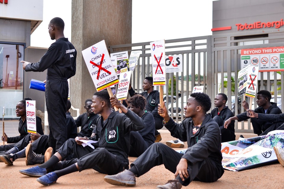 우간다 대학생들이 우간다 캄팔래에 있는 토탈 건물 앞에서 동아프리카 송유관 반대 집회를 열고 있다. 사진 출처 저스티스 무브먼트 우간다 엑스