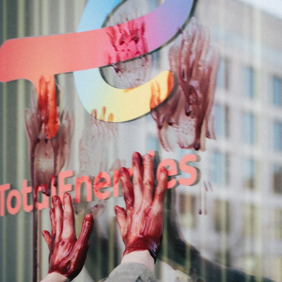 지난 3월 독일 기후단체 ‘라스트 제너레이션’이 토탈 베를린 사무실 건물에 찾아가 동아프리카 송유관 사업 중단을 요구하는 직접행동을 벌였다. 손과 유리벽에 묻힌 붉은색 페인트는 피를 상징한다. 사진 출처 Letzte Generation 엑스