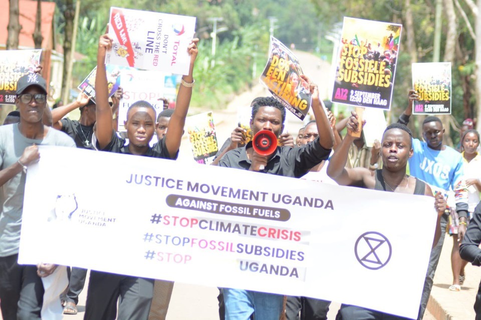 음피마가 속한 ‘저스티스 무브먼트 우간다’ 활동가들이 화석연료 퇴출을 요구하는 시위를 벌이고 있다. 사진 제공 음피마