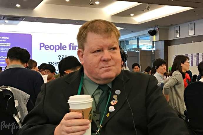 2017년 5월, 한국의 거대시설 정책을 비판하고, 한국피플퍼스트를 응원하기 위해 한국을 방문한 로버트 마틴. 사진 비마이너DB