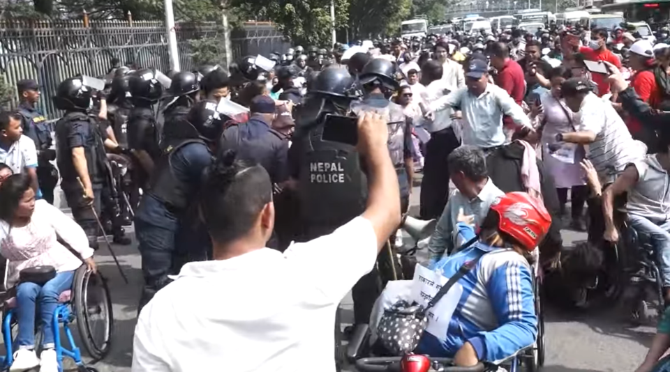 네팔 장애인들의 평화적 시위에 폭력적 진압과 강제 연행으로 대응하는 네팔 경찰. 유튜브 'Bagmati Television Hd' 영상 캡처