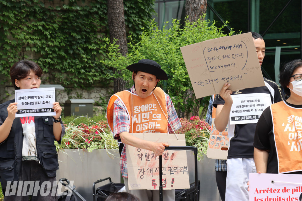 기자회견 참가자들이 각자 피켓을 목에 걸거나 손에 들고 있다. 각 피켓에는 “장애인권리약탈자 고발! 장애시민권리 회복!”, “오세훈 서울시장은 장애인을 해고했다!! 해고하지 말아라!!!” 라고 쓰여있다. 사진 김소영