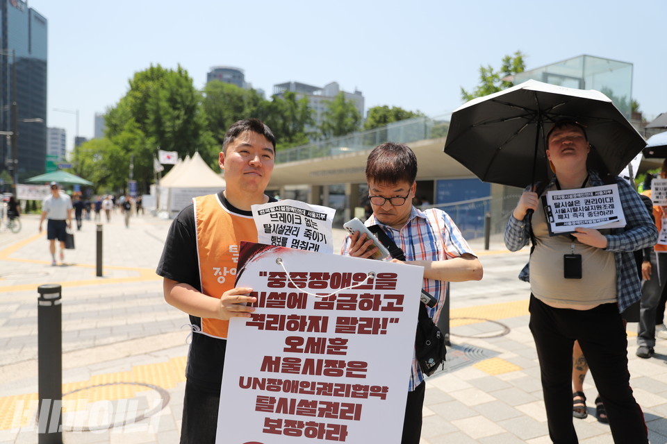 김주현 한국뇌병변장애인인권협회 정책국장이 AAC(보완대체의사소통)를 통해 발언하고 있다. 사진 김소영