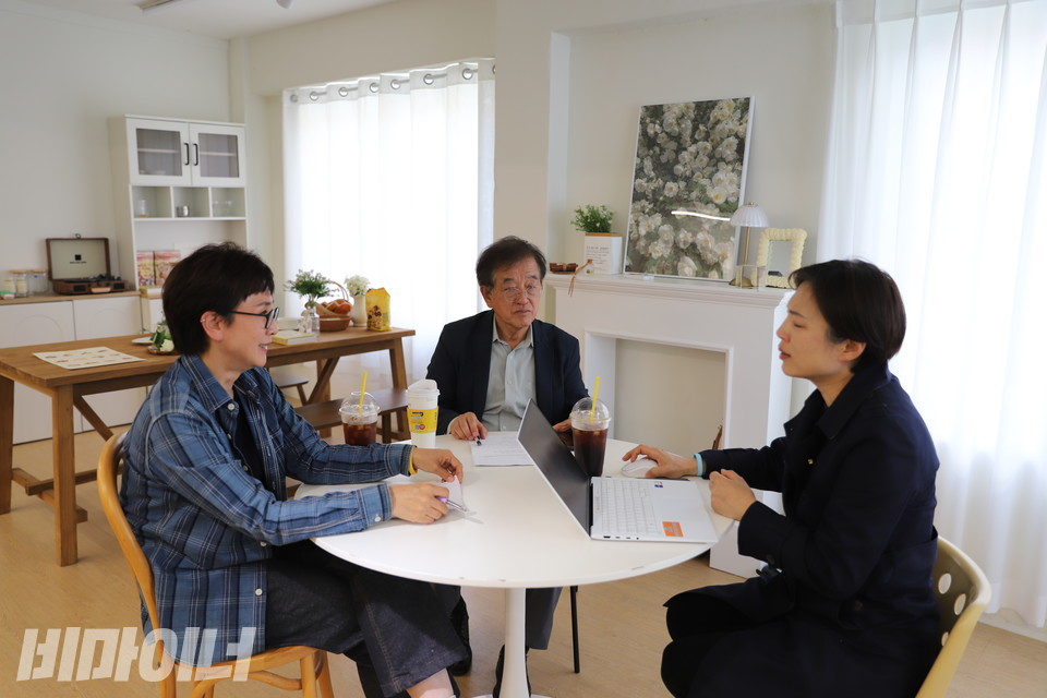 좌담회에 참석한 사람들의 모습. 왼쪽에서부터 김종옥 전국장애인부모연대 문화예술특별위원회 위원장, 전현일 국제발달장애인협회 대표, . 사진 감김소영