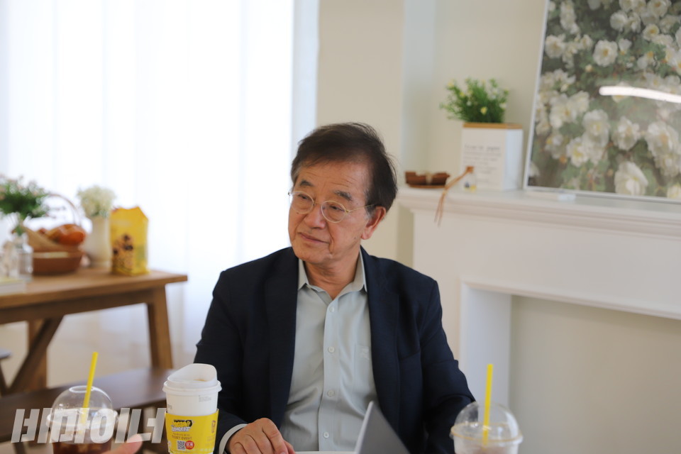 전현일 국제발달장애인협회 대표가 김종옥 위원장의 이야기를 듣고 있다. 사진 김소영