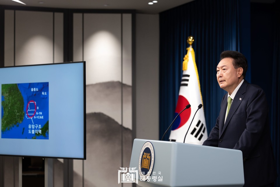 6월 3일 윤석열 대통령이 포항 영일만 앞바다 석유ㆍ가스 매장 관련 국정브리핑을 하고 있다. 사진 대통령실