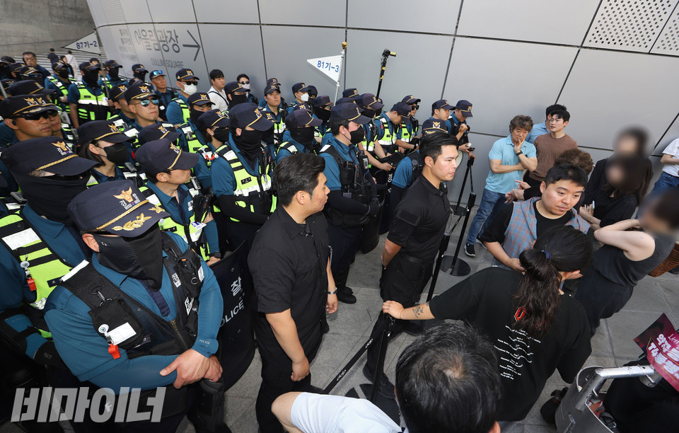 경찰의 과도한 통제로 서울약자동행포럼에 온 참여자, 전시회 관람객들이 불편을 겪었다. 사진 강혜민