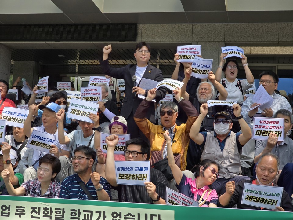 5월 24일 ‘성인장애인 고등학교 과정 진학 방안 마련 요구 기자회견’에서 구호를 외치고 있는 질라라비장애인야학 학생들과 조민제 교장. 사진 질라라비장애인야학