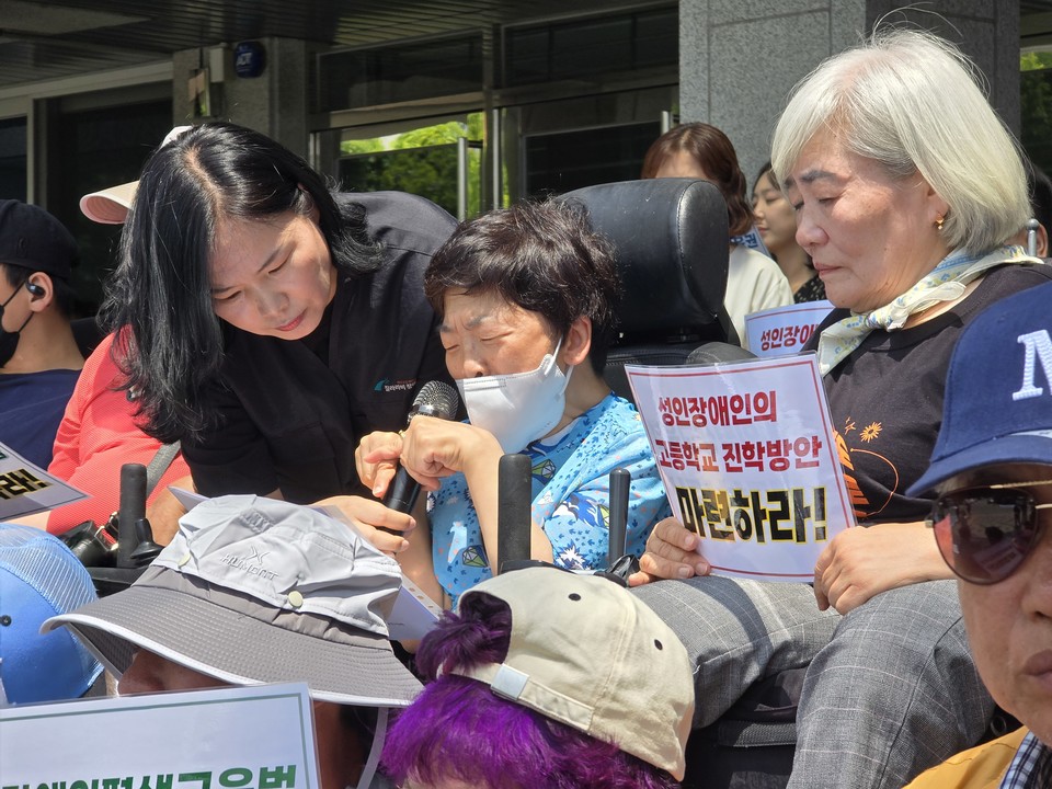 5월 24일 ‘성인장애인 고등학교 과정 진학 방안 마련 요구 기자회견’에서 발언하고 있는 박경화 질라라비장애인야학 중학과정 졸업 예정자. 사진 질라라비장애인야학